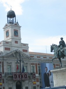 Carlos III mira la hora-Madrid, Puerta del Sol.