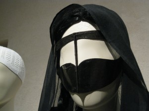 Máscara-cárcel portátil femenina. Emiratos; museo.