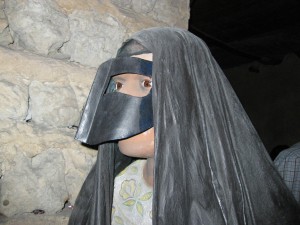La máscara de hierro, femenina. Museo de Dubai.