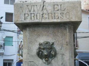 En la fuente antigua de un pueblo de la meseta, meseta. El sueño de siempre.