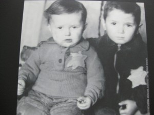 Niños judíos a los que la tribu de diferencial superior consideró de baja calidad. Museo del Holocausto, Washington. 