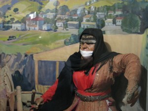 La mordaza femenina de un traje tradicional. Armenia, museo folklórico.