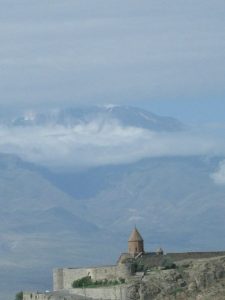 Armenia mira al monte Ararat, que ya no es suyo, como las guerras perdidas (monasterio y monte Ararat. Armenia).